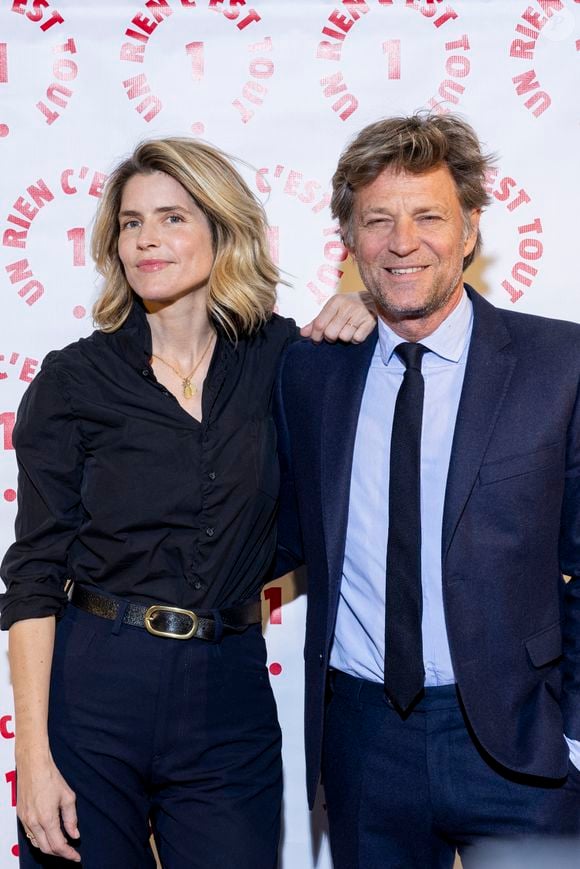 Alice Taglioni, Laurent Delahousse au photocall des invités au dîner de gala de l'association "Un rien c'est tout" au musée de l'armée aux Invalides à Paris le 7 mars 2024.
Un Rien C’est Tout est une association à but non lucratif loi 1901 créée en septembre 2016 et implantée à Bordeaux Depuis 2017, plus de 3,7 millions d’euros de dons collectés pour 270 projets solidaires réalisés, hébergés sous quatre grandes causes : Droit à la dignité, enfance, santé et environnement.
Le principe : proposer aux clients des partenaires de donner un euro ou d'arrondir le prix des achats. Tous ces petits riens permettent de gérer de grands projets.

© Cyril Moreau / Bestimage