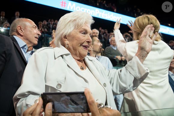 Gérard Collomb et Line Renaud - La famille, les amis et soutiens d'Emmanuel Macron dans les tribunes lors du grand meeting d'Emmanuel Macron, candidat d'En Marche! à l'élection présidentielle 2017, à l'AccorHotels Arena à Paris, France, le lundi 17 avril 2017. © Cyril Moreau/Bestimage