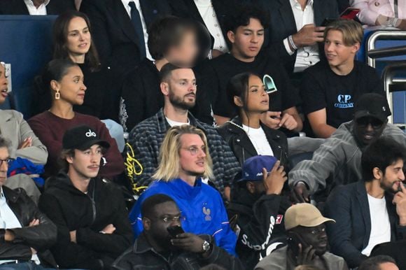 Natalie Portman et son fils Aleph, Christina Milian et son mari M. Pokora (Matt Pokora), Paul Mirabel - Célébrités dans les tribunes lors du match de qualification pour la Coupe du Monde 2026 entre la France et l'Islande (2-1) au Parc des Princes à Paris le 9 septembre 2025. © Lionel Urman/Bestimage