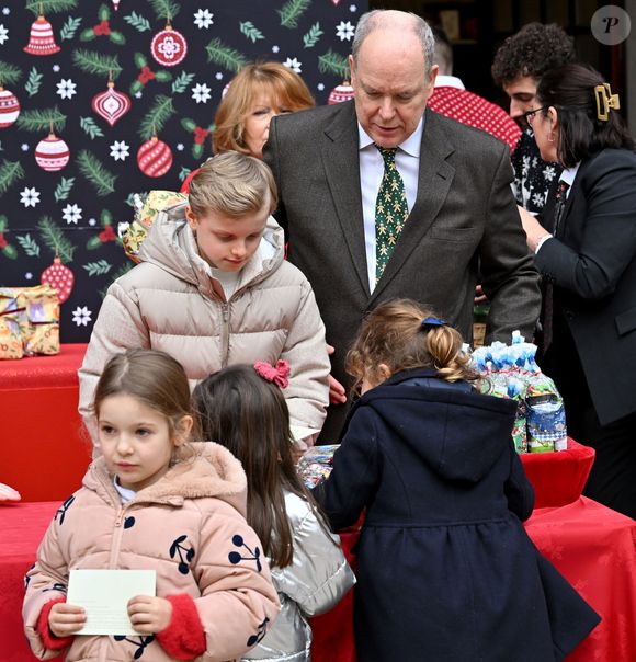 Le prince Albert II de Monaco, la princesse Charlene et leurs enfants la princesse Gabriella et le prince héréditaire Jacques ont accueilli les enfants monégasque pour le traditionnel arbre de Noël du Palais à Monaco, le 17 décembre 2025. La famille princière a assisté à un spectacle dans la cour d'honneur du Palais puis a distribué cadeaux et friandises avec l'aide de la princesse Stéphanie de Monaco, et de ses enfants, Louis Ducruet et Camille Gottlieb. © Bruno Bebert/Bestimage
