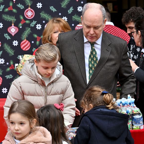 Le prince Albert II de Monaco, la princesse Charlene et leurs enfants la princesse Gabriella et le prince héréditaire Jacques ont accueilli les enfants monégasque pour le traditionnel arbre de Noël du Palais à Monaco, le 17 décembre 2025. La famille princière a assisté à un spectacle dans la cour d'honneur du Palais puis a distribué cadeaux et friandises avec l'aide de la princesse Stéphanie de Monaco, et de ses enfants, Louis Ducruet et Camille Gottlieb. © Bruno Bebert/Bestimage