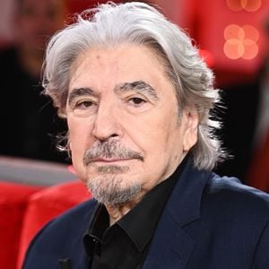 Serge Lama traverse une période de deuil intense après la perte de deux proches en quelques mois. 

Exclusif - Serge Lama - Enregistrement de l'émission "Vivement dimanche" au studio Gabriel à Paris, diffusée sur France 3. 
© Guillaume Gaffiot / Bestimage 

No web pour la Belgique et la Suisse