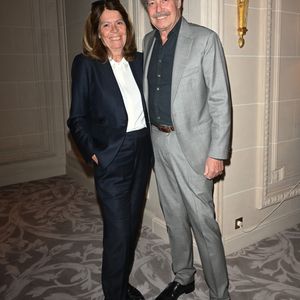 Michel Leeb et sa femme Béatrice - Gala caritatif des "Stéthos d'Or" qui récompensent les artistes qui contribuent au bien-être de tous, organisé par la Fondation pour la Recherche en Physiologie au George V à Paris, le 27 mars 2023. Les Stéthos d’Or mettent à l'honneur cette année encore les personnalités qui, par leurs implications et énergies positives, ont contribué à la grande réussite de cette manifestation. Grâce aux dons, les premiers programmes de recherches en France et la construction du laboratoire entièrement dédié à ces derniers ont pu voir le jour. D'autres avancées ont été présentées au cours de cette soirée composée d'un dîner avec les personnalités, de la remise des Stéthos d'Or puis d'une vente aux enchères.  © Coadic Guirec-Rachid Bellak/Bestimage