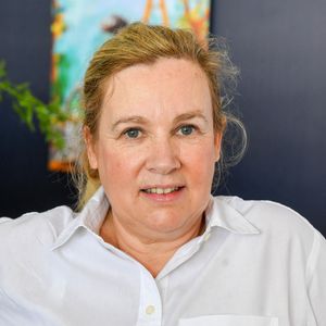 Hélène Darroze vit dans un appartement haussmannien du 6ᵉ arrondissement de Paris, près du Jardin du Luxembourg.

Exclusif -  La cheffe Hélène Darroze dans l'Espace VIP lors de la 9ème édition du "Longines Paris Eiffel Jumping" au Champ de Mars à Paris, France. © Perusseau-Veeren/Bestimage