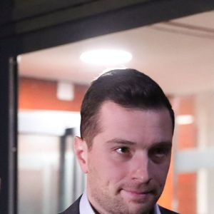 Jordan Bardella sort du siège du Rassemblement National après l'annonce de la condamnation de Marine Le Pen le 31 mars 2025 / © Ewen Gavet / PsnewZ / Bestimage