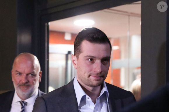 Jordan Bardella sort du siège du Rassemblement National après l'annonce de la condamnation de Marine Le Pen le 31 mars 2025 / © Ewen Gavet / PsnewZ / Bestimage