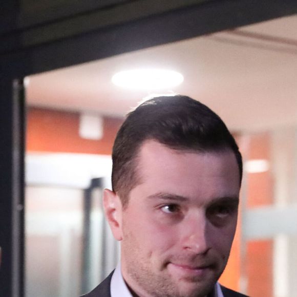 Jordan Bardella sort du siège du Rassemblement National après l'annonce de la condamnation de Marine Le Pen le 31 mars 2025 / © Ewen Gavet / PsnewZ / Bestimage