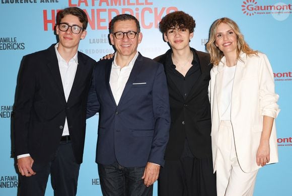 Dany Boon avec ses deux fils Eytan et Mehdi et Laurence Arné - Avant-première du film "La Famille Hennedricks" au Cinéma Pathé Beaugrenelle à Paris le 18 juin 2024. © Coadic Guirec/Bestimage