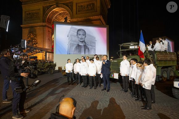 Exclusif - Stéphane Bern - Emission "Le concert pour la paix" sur les Champs-Elysées à Paris, retransmis en direct sur France 2, le 8 mai 2025. @ Christophe Clovis - Pierre Perusseau / Bestimage