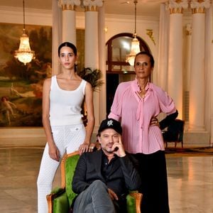 Iman Pérez et ses parents, Vincent Perez et Karine Silla à l'hôtel Le Negresco à Nice, durant la troisième journée de la 5ème édition du festival Cinéroman pour le film "Une affaire d’Honneur" réalisé par V.Perez. Le 4 octobre 2023
© Bruno Bebert / Bestimage