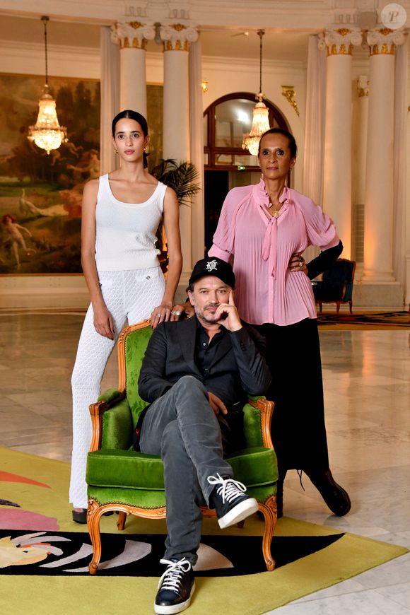 Iman Pérez et ses parents, Vincent Perez et Karine Silla à l'hôtel Le Negresco à Nice, durant la troisième journée de la 5ème édition du festival Cinéroman pour le film "Une affaire d’Honneur" réalisé par V.Perez. Le 4 octobre 2023
© Bruno Bebert / Bestimage
