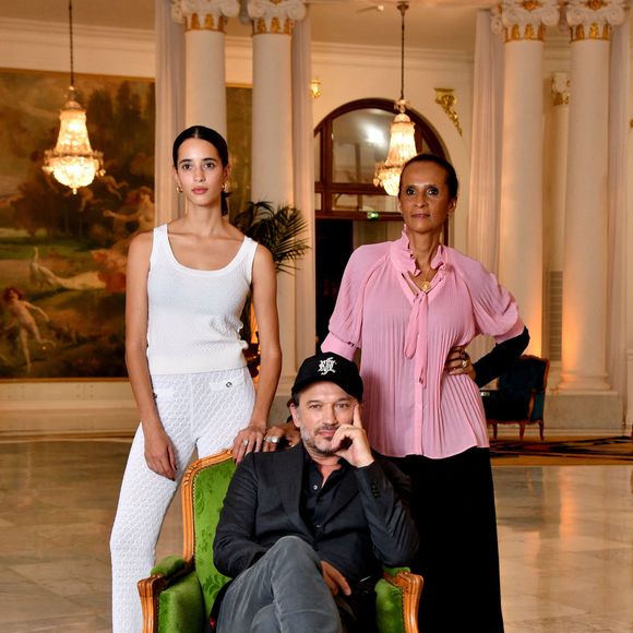 Iman Pérez et ses parents, Vincent Perez et Karine Silla à l'hôtel Le Negresco à Nice, durant la troisième journée de la 5ème édition du festival Cinéroman pour le film "Une affaire d’Honneur" réalisé par V.Perez. Le 4 octobre 2023
© Bruno Bebert / Bestimage