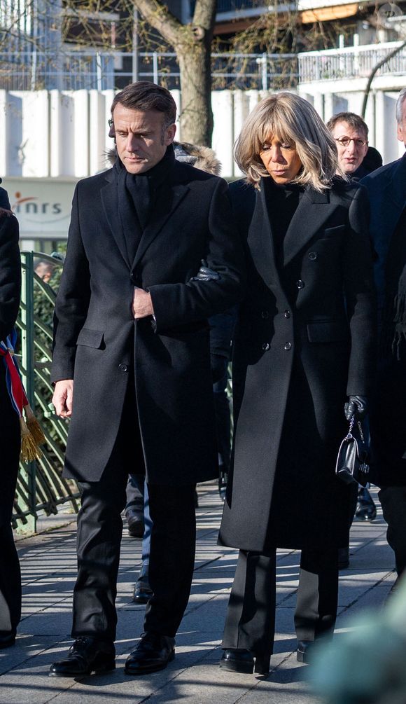 Le président Emmanuel Macron et son épouse Brigitte Macron marchent près de la rue Nicolas Appert lors des commémorations marquant les 10 ans de l'attentat islamiste contre le journal satirique Charlie Hebdo. © Alexis Jumeau/Pool/Bestimage