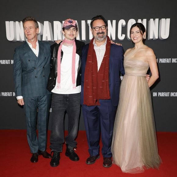 Ainsi qu'une partie de l'équipe du film, comme le réalisateur James Mangold, et les acteurs Monica Barbaro et Edward Norton.

Edward Norton, Timothée Chalamet, James Mangold et Monica Barbaro à l'avant-première du film "Un parfait inconnu" au Grand Rex, le 15 janvier 2025. © Coadic Guirec/Bestimage