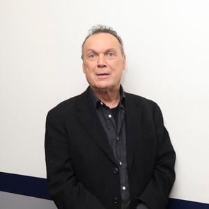 Exclusif - Julien Lepers, en backstage de l’enregistrement de l’emission "On Connait La Chanson Années 80", présentée par L.Boccolini et diffusée le 22 septembre 2026 sur W9, à Paris, France, le 9 avril 2026. © Jack Tribeca/Bestimage