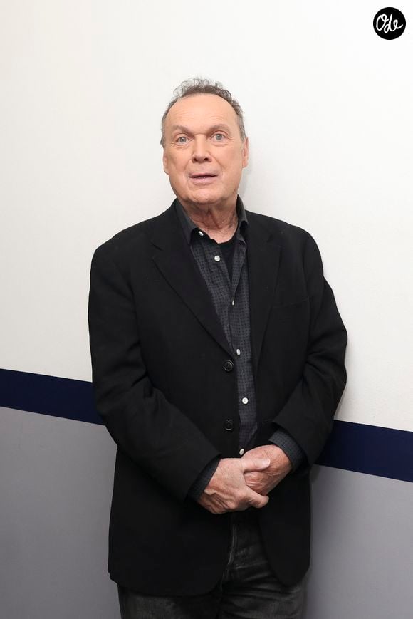 Exclusif - Julien Lepers, en backstage de l’enregistrement de l’emission "On Connait La Chanson Années 80", présentée par L.Boccolini et diffusée le 22 septembre 2026 sur W9, à Paris, France, le 9 avril 2026. © Jack Tribeca/Bestimage
