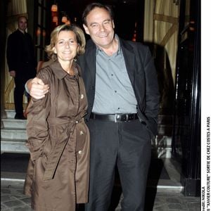Claire Chazal et Xavier Couture à la sortie de "Chez Costes" à Paris, le 4 mai 2003 .© AGENCE / BESTIMAGE