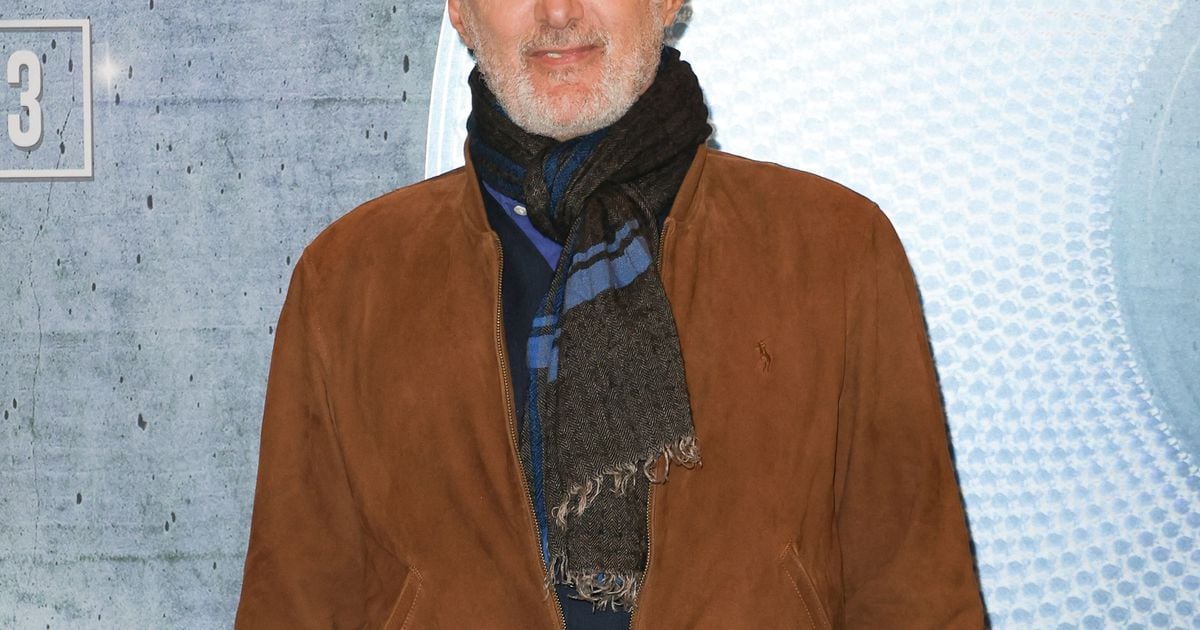 “Un effet capharnaüm” : Antoine De Caunes fait visiter son grand bureau très rempli et qui regroupe toutes ses passions