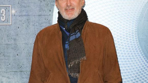 “Un effet capharnaüm” : Antoine De Caunes fait visiter son grand bureau très rempli et qui regroupe toutes ses passions