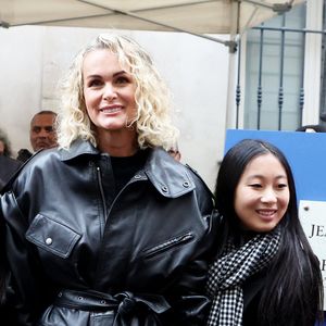 Laeticia Hallyday, ses filles Joy et Jade lors de l'inauguration d'une plaque commémorative en hommage à Johnny Hallyday devant l'immeuble où le chanteur français a grandi dans le 9ème arrondissement de Paris, France, le 22 décembre 2023. . © Dominique Jacovides/Bestimage