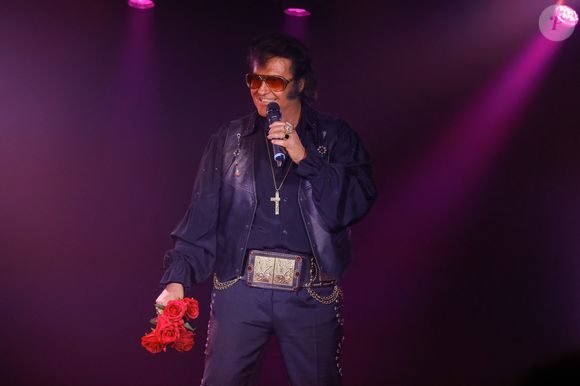 Exclusif - Eryl Prayer - Concert de Eryl Prayer (sosie d'Elvis Presley) lors de la tournée "Elvis Tour intimiste" avec la participation de Loana au bateau théâtre "Le Nez Rouge" à Paris, le 26 juin 2021. © Christophe Clovis / Bestimage