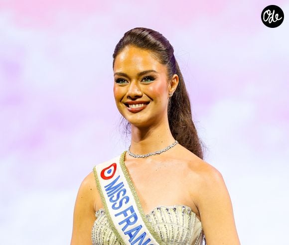 Hinaupoko Devèze, Miss Tahiti devenue Miss France en décembre dernier, s’apprête à transmettre sa couronne après une année de règne marquée notamment par son engagement pour la santé mentale.


Hinaupoko Devèze, Miss France 
Claudia Albuquerque / Bestimage
