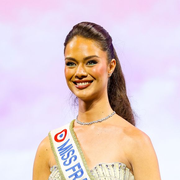 Hinaupoko Devèze, Miss Tahiti devenue Miss France en décembre dernier, s’apprête à transmettre sa couronne après une année de règne marquée notamment par son engagement pour la santé mentale.


Hinaupoko Devèze, Miss France 
Claudia Albuquerque / Bestimage