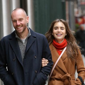 Lily Collins et Charlie McDowell se promènent bras dessus bras dessous pour aller déjeuner à New York City, NY, USA le 23 mars 2022. Photo par Christopher Peterson/Splash NewsABACAPRESS.COM