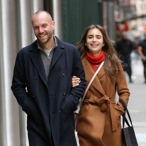 Lily Collins et Charlie McDowell se promènent bras dessus bras dessous pour aller déjeuner à New York City, NY, USA le 23 mars 2022. Photo par Christopher Peterson/Splash NewsABACAPRESS.COM