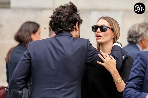 Héloïse et Carlo Agostinelli ont pu compter sur le soutien de leur papa. 

Héloïse Agostinelli, la fille de la défunte - Arrivées aux obsèques de Mathilde Favier en l'église Saint-Sulpice à Paris, le 31 aout 2026. © Dominique Jacovides-Cyril Moreau/Bestimage