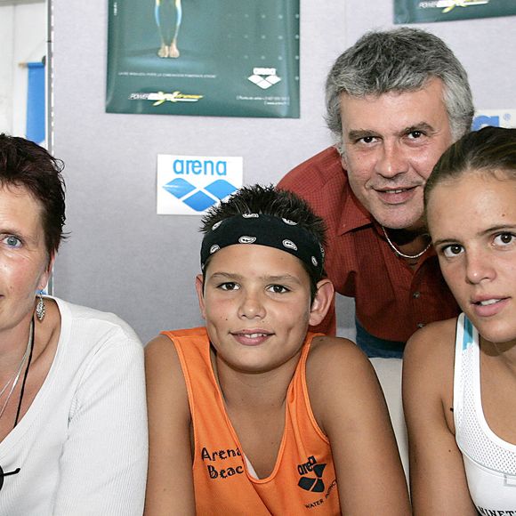 La championne olympique française Laure Manaudou, sa mère Olga, son père Jean-Luc et son frère Florent Manaudou photographiés au siège du fabricant de maillots de bain Arena à Libourne, dans le sud-ouest de la France, le 16 septembre 2004. Photo par Patrick Bernard/Abaca