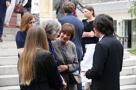Exclusif - Elisabeth Gagarine et sa soeur  Macha Meril aux obsèques de leur soeur la princesse Hélène Gagarine en la cathédrale Saint-Alexandre-Nevsky, à Paris, France, le 20 août 2025. © Denis Guignebourg/Bestimage