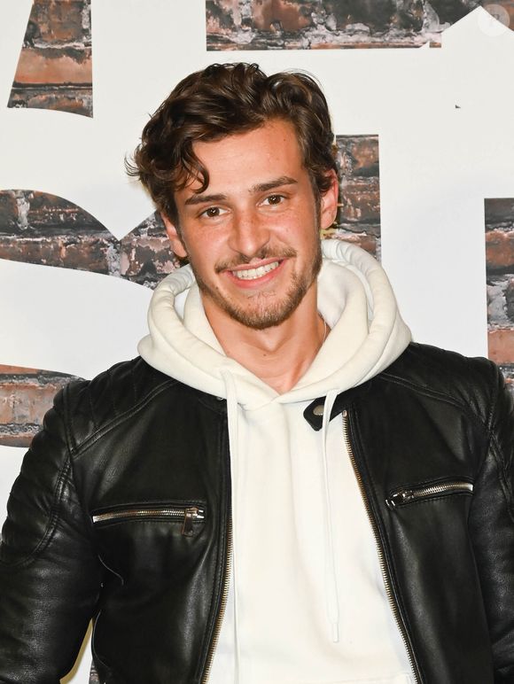 Il s'agit d'Adrien Caby, qui a formé un duo avec Julie Zenatti l'année dernière.

Adrien Caby à l'avant-première du film "West Side Story" réalisé par S. Spielberg au Grand Rex à Paris, le 2 décembre 2021. 

Photo : Coadic Guirec / Bestimage