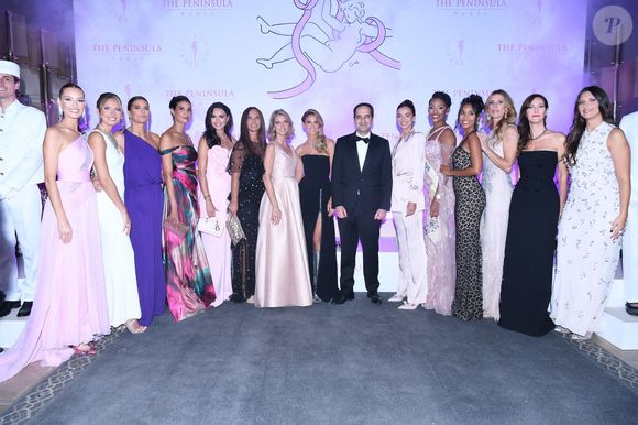 Maeva Coucke, Amandine Petit, Melody Vibert, Chloe Mortaud, Diane Leyre, Nathalie Marquay, Sylvie Tellier, Ophelie Meunier, Camille Cerf, Marine Lorphelin, Angelique Angarni-Filopon, Clemence Botino, Sophie Thalmann, Mareva Galanter, Vincent Pimont lors de la soirée de gala du 10ème anniversaire de l'association "Les Bonnes Fées" à l'Hôtel The Peninsula Paris le 8 octobre 2025. 

© Rachid Bellak/Bestimage