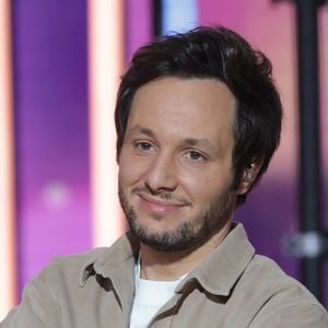 "C'était une évidence. Quand tu tombes amoureux et qu'il y a une petite fille dans l'équation, tu tombes amoureux de la petite fille aussi. Tu l'aimes instantanément. Je savais qu'elle pourrait compter sur moi comme un père", a-t-il déclaré en interview.

Vianney - Les célébrités se mobilisent pour la 38ème édition du Téléthon dans les studios de France 2 à Paris, le 29 novembre 2024. 
© Coadic Guirec / Bestimage