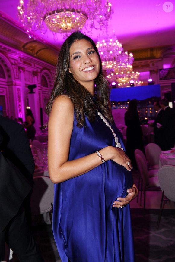 Chloé Mortaud (enceinte) - Photocall du 5ème gala de charité de l'association "Les Bonnes Fées" à l'occasion de la campagne mondiale "Octobre Rose" à l'hôtel Peninsula, Paris le 3 octobre 2024. © Rachid Bellak/Bestimage