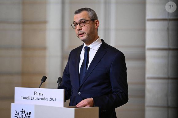 Alexis Kohler, Secrétaire général de l’Elysée, annonce la composition du nouveau gouvernement à Paris, nommé par le Président de la République E.Macron, sur proposition du Premier ministre F.Bayrou, le lundi 23 décembre 2024 à 18h30, au Palais de l’Elysée. 
© Jeanne Accorsini / Pool / Bestimage