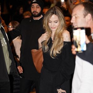 Angelina Jolie quitte l'hôtel The Westin Paris Vendôme à Paris, salue ses nombreux fans et signe des autographes le 11 décembre 2024. (Backgrid USA / Bestimage).