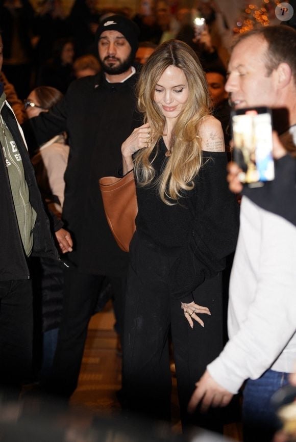 Angelina Jolie quitte l'hôtel The Westin Paris Vendôme à Paris, salue ses nombreux fans et signe des autographes le 11 décembre 2024. (Backgrid USA / Bestimage).