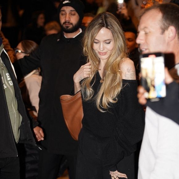 Angelina Jolie quitte l'hôtel The Westin Paris Vendôme à Paris, salue ses nombreux fans et signe des autographes le 11 décembre 2024. (Backgrid USA / Bestimage).