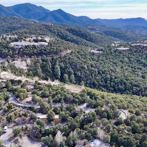 Gene Hackman. Le grand acteur a vécu tranquillement loin des projecteurs à Santa Fe, au Nouveau-Mexique. Le domaine se compose de deux propriétés, cette maison unifamiliale de 2367 pieds carrés avec 2 chambres et 1,5 salle de bain, construite en 2000. La plus grande des deux maisons se trouve sur une colline de 12 acres couverte de piñons, à quelques kilomètres au nord de Santa Fe, avec une vue à 360 degrés qui s'étend jusqu'aux montagnes du Colorado. On sait peu de choses sur la résidence que Genes habite avec sa femme Betsy Arakawa. Backgrid USA / Bestimage
