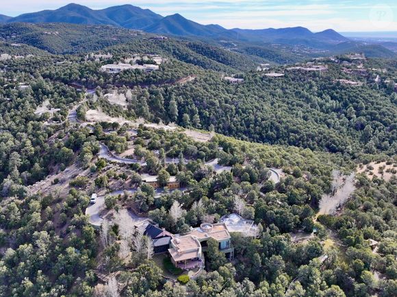 Gene Hackman. Le grand acteur a vécu tranquillement loin des projecteurs à Santa Fe, au Nouveau-Mexique. Le domaine se compose de deux propriétés, cette maison unifamiliale de 2367 pieds carrés avec 2 chambres et 1,5 salle de bain, construite en 2000. La plus grande des deux maisons se trouve sur une colline de 12 acres couverte de piñons, à quelques kilomètres au nord de Santa Fe, avec une vue à 360 degrés qui s'étend jusqu'aux montagnes du Colorado. On sait peu de choses sur la résidence que Genes habite avec sa femme Betsy Arakawa. Backgrid USA / Bestimage