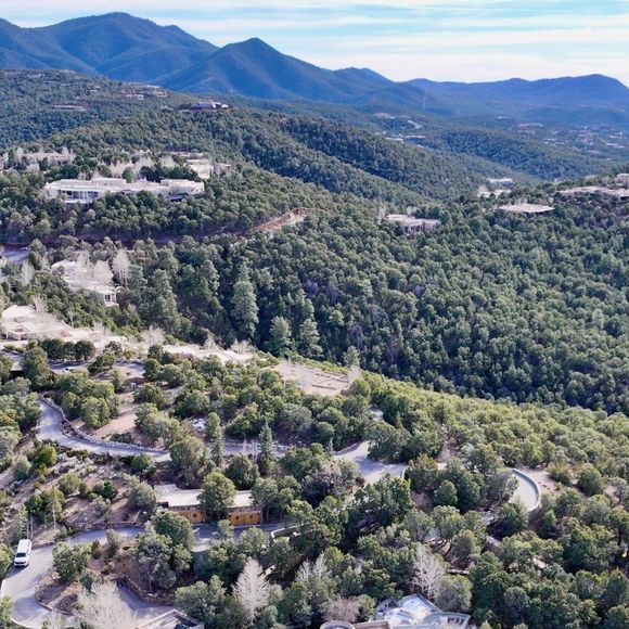 Gene Hackman. Le grand acteur a vécu tranquillement loin des projecteurs à Santa Fe, au Nouveau-Mexique. Le domaine se compose de deux propriétés, cette maison unifamiliale de 2367 pieds carrés avec 2 chambres et 1,5 salle de bain, construite en 2000. La plus grande des deux maisons se trouve sur une colline de 12 acres couverte de piñons, à quelques kilomètres au nord de Santa Fe, avec une vue à 360 degrés qui s'étend jusqu'aux montagnes du Colorado. On sait peu de choses sur la résidence que Genes habite avec sa femme Betsy Arakawa. Backgrid USA / Bestimage