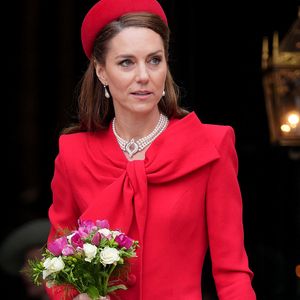 Mais elle en sera bien cette année puisqu'il a été annoncé qu'elle rejoindra lundi 17 mars les Irish Guards pour leur défilé annuel de la Saint-Patrick.

Catherine (Kate) Middleton, princesse de Galles - La famille royale d'Angleterre célèbre le 76ème Commonwealth Day à l'abbaye de Westminster à Londres le 10 mars 2025. ©Backgrid UK/ Bestimage