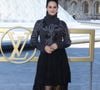 La comédienne garde toutefois secrets son prénom, son sexe et sa date de naissance.

Noémie Merlant assiste au défilé Louis Vuitton Femme Printemps-Été 2026 dans le cadre de la Fashion Week de Paris, à Paris, en France, le 30 septembre 2025. Photo de Jérôme Domine/ABACAPRESS.COM
