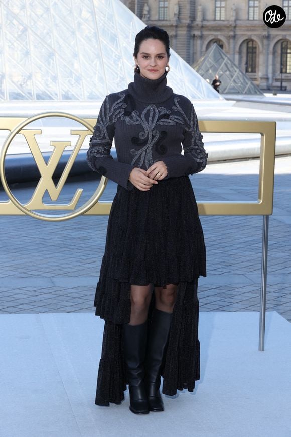 La comédienne garde toutefois secrets son prénom, son sexe et sa date de naissance.

Noémie Merlant assiste au défilé Louis Vuitton Femme Printemps-Été 2026 dans le cadre de la Fashion Week de Paris, à Paris, en France, le 30 septembre 2025. Photo de Jérôme Domine/ABACAPRESS.COM