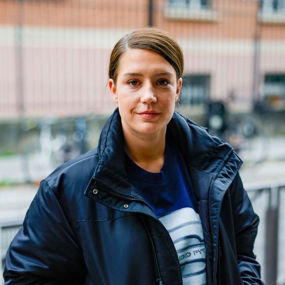Exclusif - Adèle Exarchopoulos arrive pour la promotion de son dernier film "Chien 51" dans les studios de NRJ pour l'émission de radio sur Camille Combal sur NRJ à Paris, France, le 13 octobre 2025. © Julien Sarkissian/Bestimage