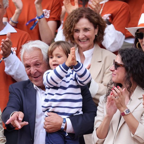 Sebastián Nadal,  Ana María Parera, Xisca Perello, Rafael Junior, Maribel Nadal - Hommage à Rafael Nadal lors des internationaux de France de tennis à Rolnd Garros le 25 mai 2025.

© Dominique Jacovides / Cyril Moreau / Bestimage