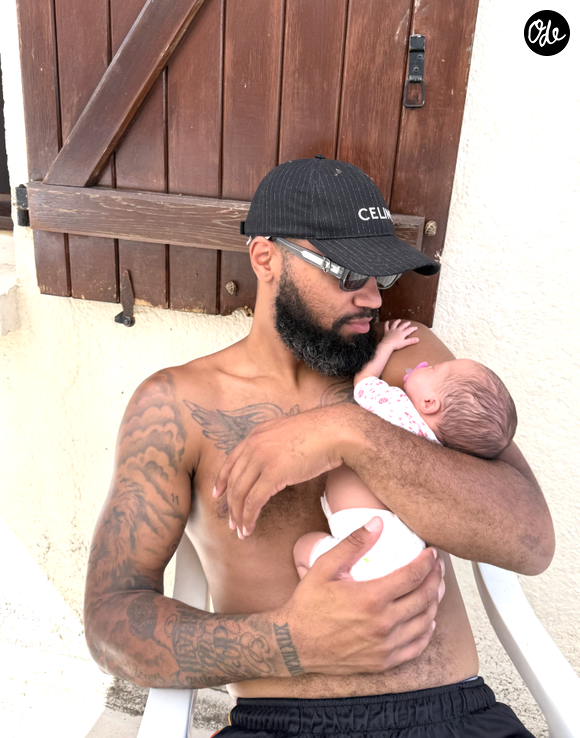 Son compagnon, Marvin Laplace-Gomis, un basketteur de 32 ans, déjà papa de deux enfants, était également du séjour 

Photo Instagram de Kelly Vedovelli le 9 juillet 2026