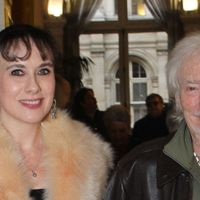 "Elle n'est pas là pour l'argent" : Hugues Aufray marié à  Murielle, 45 ans de moins, un célèbre chanteur prend la parole